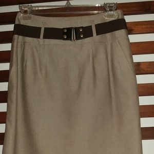 Classic middle knee skirt.